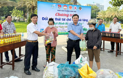 Đổi rác lấy quà - Một cách làm hay