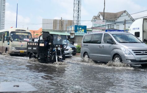 Xuất hiện dòng nước đen ứ đọng trên Quốc lộ 13: Cần sớm khắc phục để bảo đảm an toàn giao thông