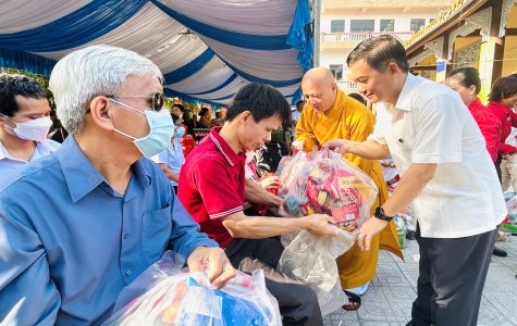 Trao tặng 700 phần quà đến người dân khó khăn