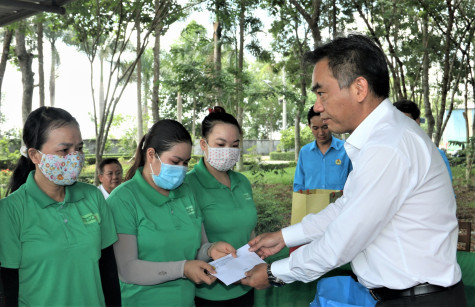 Lãnh đạo UBND tỉnh thăm, tặng quà công nhân lao động có hoàn cảnh khó khăn