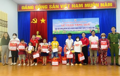 TP.Tân Uyên: Tặng quà thiếu nhi bị bệnh hiểm nghèo