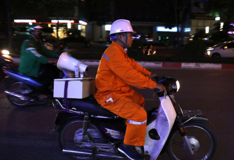 Hà Nội: Nhân viên điện lực phát loa trong đêm, kêu gọi người dân tiết kiệm điện