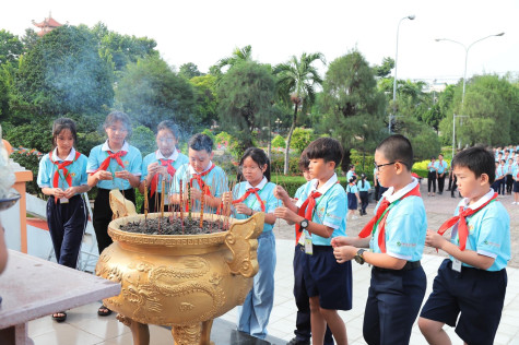 TP.Dĩ An: Đại biểu Cháu ngoan Bác Hồ viếng Nghĩa trang Liệt sĩ