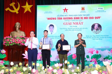 Trao giải cuộc thi viết Những tấm gương bình dị mà cao quý