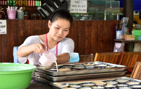 Ăn bánh bèo thư giãn khung cảnh nhà xưa