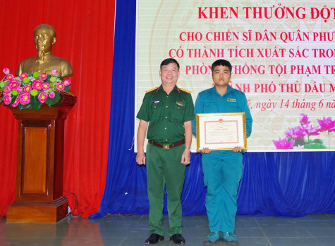 Khen thưởng đột xuất chiến sĩ dân quân TP.Thủ Dầu Một