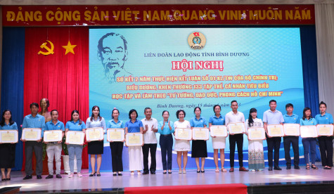 Liên đoàn Lao động tỉnh: Khen thưởng nhiều tập thể, cá nhân tiêu biểu trong học tập và làm theo Bác