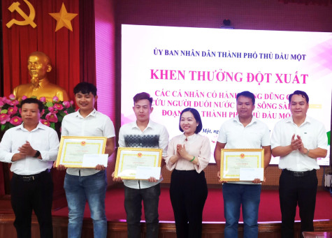 Khen thưởng đột xuất 3 thanh niên cứu sống hai mẹ con đuối nước