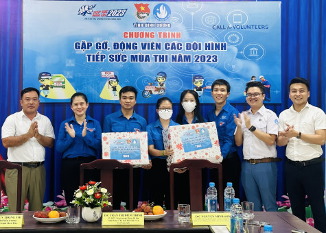 Lãnh đạo Tỉnh đoàn Bình Dương gặp gỡ, động viên các đội hình tiếp sức mùa thi