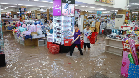 Nhiều tuyến đường ngập sâu do mưa lớn