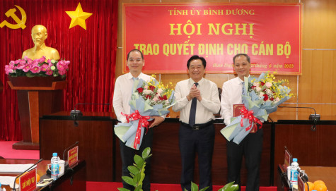 Tỉnh ủy Bình Dương trao quyết định về công tác cán bộ