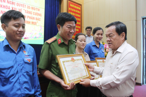 Khen thưởng tập thể, cá nhân làm tốt công tác đấu tranh phản bác thông tin xấu, độc trên không gian mạng