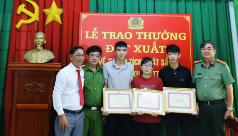 Khen thưởng quần chúng nhân dân tham gia hỗ trợ phá nhanh vụ cướp tiền