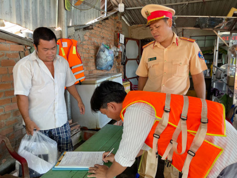 Bảo đảm an toàn giao thông đường thủy trong mùa mưa