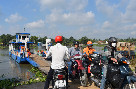 Mưu sinh trên bến đò ngang