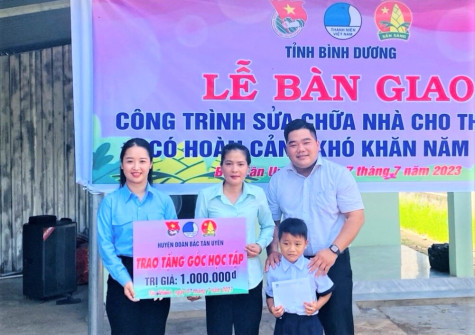 Bàn giao công trình sửa chữa nhà cho thiếu nhi khó khăn