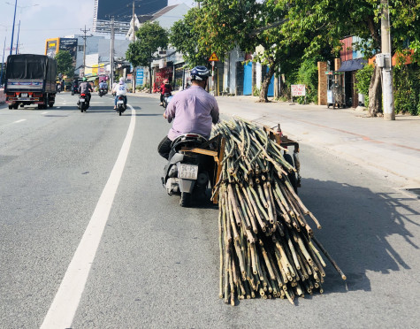 Xe tự chế chở hàng cồng kềnh gây nguy hiểm