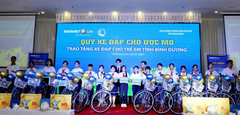 Bảo Việt Nhân thọ Bình Dương trao học bổng cho trẻ em nghèo hiếu học