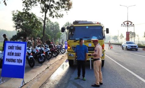 Công an TP.Tân Uyên: Xử lý nhiều ô tô vi phạm theo kế hoạch tổng kiểm soát