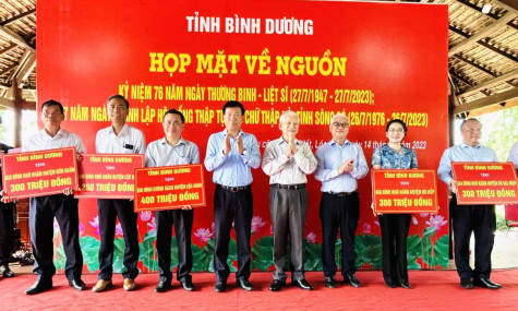 Lãnh đạo tỉnh họp mặt về nguồn và tặng quà tại Khu căn cứ Tà Thiết