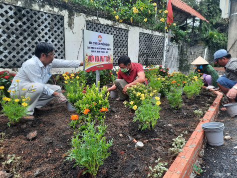 Biến bãi rác thành vườn hoa