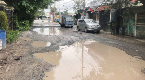 Xuất hiện “ổ voi”, “ổ gà” trên đường sau mưa: Mối nguy hiểm chực chờ người đi đường