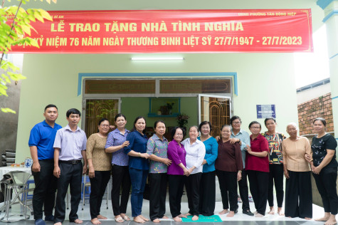 Trao nhà tình nghĩa cho con liệt sĩ