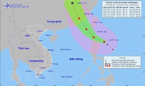 Bão Doksuri tiếp tục tiến gần Biển Đông, gió giật cấp 17