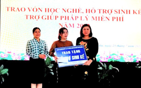 Trao hỗ trợ kinh phí học nghề, vốn sinh kế cho hộ nghèo