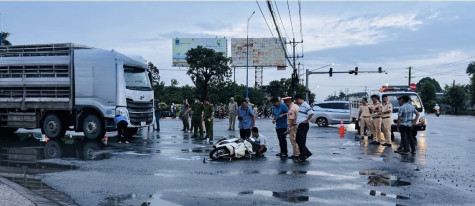 Va chạm với xe tải, hai người tử vong