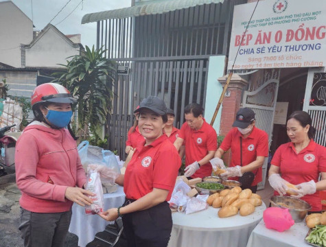 Trao tặng bánh mì cho người dân khó khăn