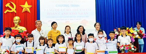 Trao tặng quà cho học sinh có hoàn cảnh khó khăn