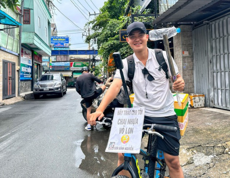 Chàng trai đạp xe lượm ve chai, lì xì người khó khăn