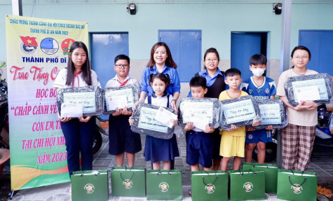 Thành đoàn Dĩ An: Trao học bổng “Chắp cánh yêu thương”