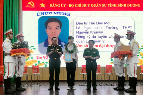 Tuyên dương 80 học sinh trúng tuyển vào học viện, trường quân đội