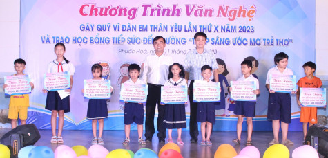 Tiếp sức cho học sinh đến trường