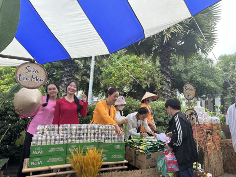 Đông đảo người dân tham gia phiên “chợ lá 0 đồng”