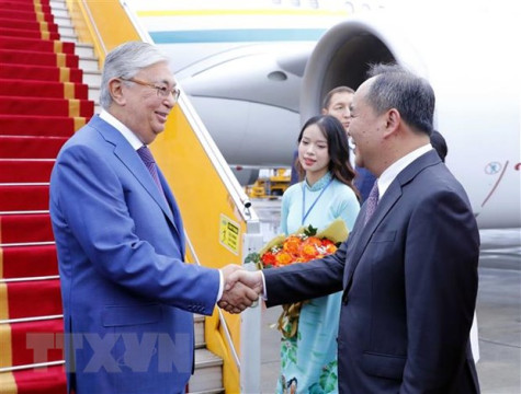 Tổng thống CH Kazakhstan đến Hà Nội, bắt đầu thăm chính thức Việt Nam