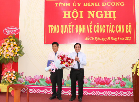 Tỉnh ủy Bình Dương trao quyết định về công tác cán bộ