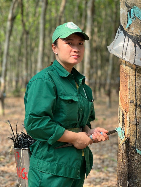 Chị Nguyễn Thị Hồng (Nông trường Cao su Nhà Nai): “Nếu tay nghề giỏi, cạo mủ đúng quy trình sẽ cho năng suất cao...”