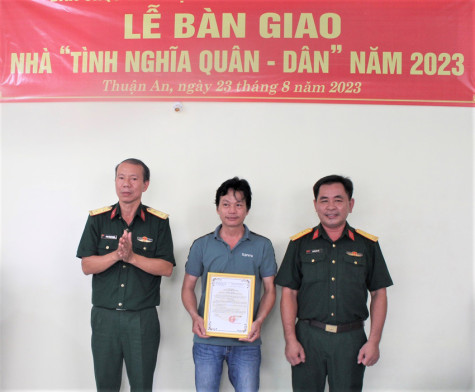 TP.Thuận An: Bàn giao Nhà tình nghĩa Quân – Dân