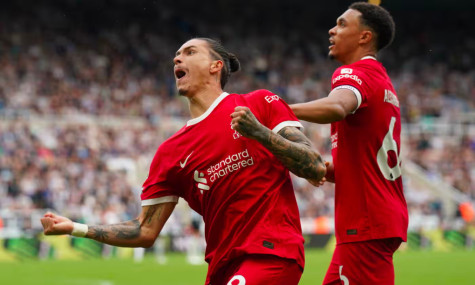 Liverpool thắng ngược Newcastle dù chơi thiếu người