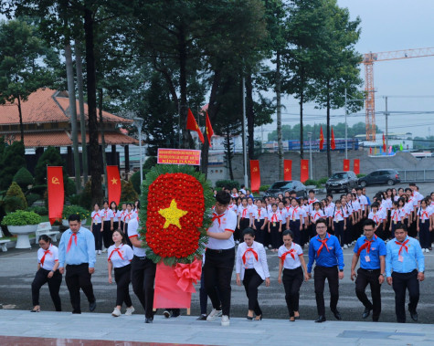 Đoàn đại biểu cháu ngoan Bác Hồ tỉnh Bình Dương viếng Nghĩa trang Liệt sĩ tỉnh