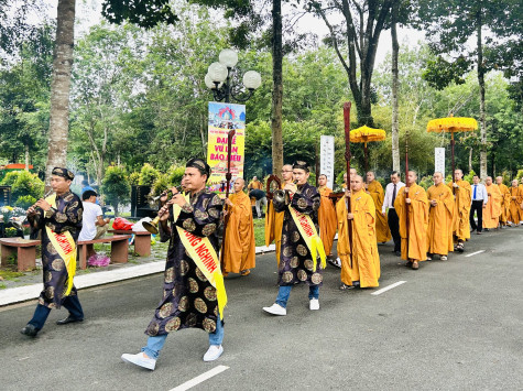 Đông đảo người dân dự đại lễ Vu Lan báo hiếu