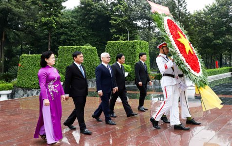 Lãnh đạo tỉnh dâng hoa, dâng hương tưởng nhớ công ơn Chủ tịch Hồ Chí Minh và các anh hùng liệt sĩ