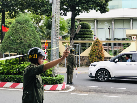 Khẩn trương xác minh làm rõ vụ nam thanh niên tự tưới xăng lên người và châm lửa đốt