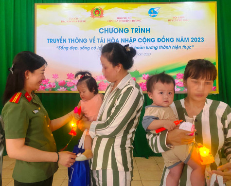 Truyền thông, giáo dục về tái hòa nhập cộng đồng: Chia sẻ, động viên giúp phạm nhân sớm hoàn lương