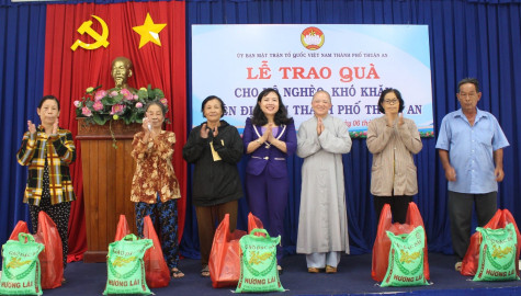 Trao 100 phần quà cho hộ nghèo