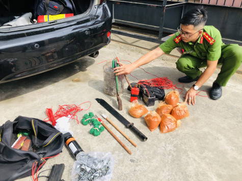 Khẩn trương làm rõ vụ đi ô tô trộm chó, chống trả khi bị truy đuổi