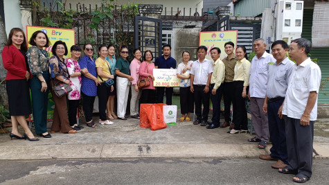 Chương trình “Ươm mầm khát vọng”: Trao hỗ trợ 2 bệnh nhi có hoàn cảnh khó khăn